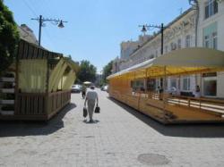 Сімферопольські вулиці стали жертвами літніх кафе