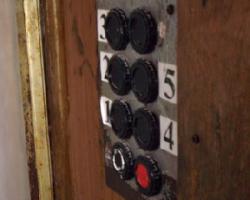 Мешканці Херсону платять за екстремальний підйом у ліфтах