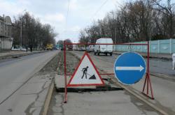 Запорізькі комунальники продовжують латати вулиці