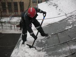 Для битви з харківськими бурульками мобілізували... альпіністів